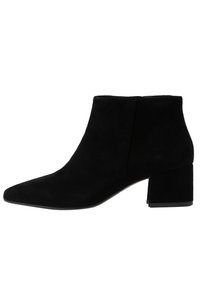 Czarne zamszowe botki za kostkę z ostrym noskiem i masywnym kwadratowym obcasem. Gładka tekstura i minimalistyczny design bez widocznych elementów metalowych.