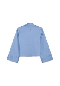 Camicia corta in satin azzurro chiaro con maniche lunghe, colletto piccolo e polsini con bottoni. Texture liscia, design minimale senza motivi o parti metalliche visibili.