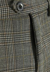Pantalons à carreaux en mélange de laine, présentant une palette de couleurs grise, noire et marron. Les détails incluent un bouton et des poches latérales pour plus de fonctionnalité.