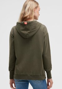 Olivgrüner Hoodie mit einer vorderen Kängurutasche, gerippten Bündchen und einem mittelschichtigen Saum. Verfügt über ein Etikett auf der Rückseite des Kragens.