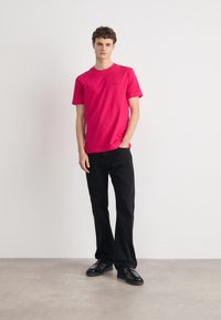 BOSS TEE - Jednoduché tričko - open pink