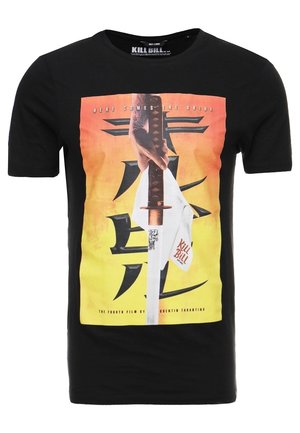 T-shirt noir avec un graphique d'une main tenant un sabre katana enveloppé dans un tissu blanc portant l'inscription "Kill Bill" sur un fond orange et jaune.