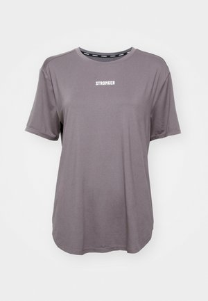T-shirt gris à manches courtes en tissu doux, avec un col rond et le logo en texte "STRONGER" en blanc sur le devant.