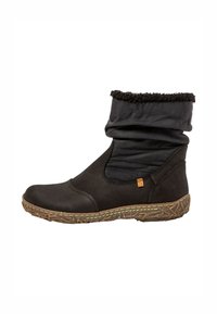 Botas negras hasta el tobillo con una punta de cuero texturizado y parte superior de tela arrugada. La suela de goma presenta un diseño de tracción en patrón. Acentuadas con un pequeño logo.