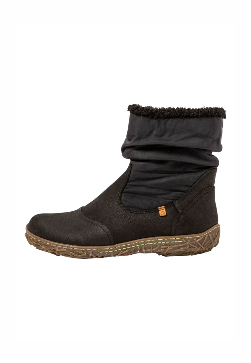 Botas negras hasta el tobillo con una punta de cuero texturizado y parte superior de tela arrugada. La suela de goma presenta un diseño de tracción en patrón. Acentuadas con un pequeño logo.