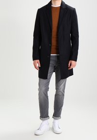 Zalando Essentials Korte frakker - black