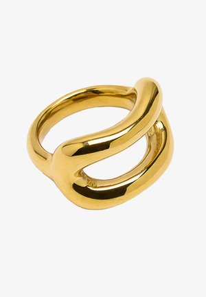 Złoty pierścionek o gładkiej, wypolerowanej powierzchni. Posiada falisty, podwójny wzór z wycięciem, co daje mu unikalny kształt.