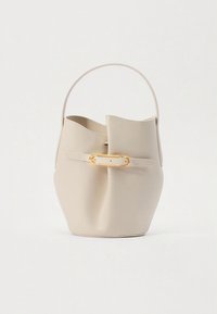 Sac seau en cuir beige à forme torsadée, doté d'une boucle en métal doré et d'une poignée unique sur le dessus. Texture lisse, design minimaliste.