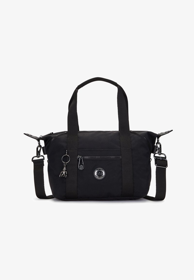 Sort nylon taske med dobbelte håndtag, justerbar rem, frontlomme med lynlås, logo-patch og metaldetaljer. Kompakt design velegnet til daglig brug.