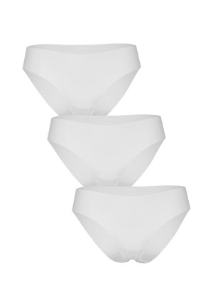 Tre slip da donna bianchi semplici e senza cuciture impilati verticalmente su uno sfondo bianco.