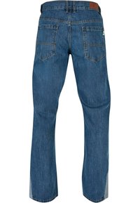 Mørkeblå denim jeans med lige skæring, der har to baglommer og en brun læderlap på linningen.