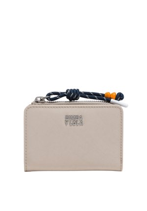 Cartera beige con cremallera y logotipo metálico "BIMBA Y LOLA" y un cordón azul marino con cuentas naranjas sujetas al tirador de la cremallera.