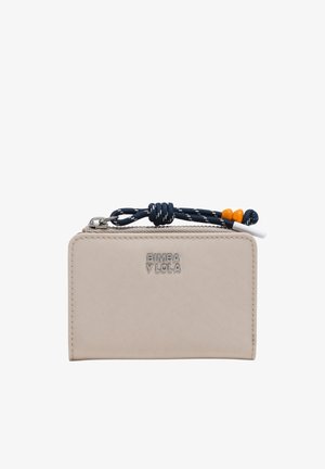 Beżowy portfel na zamek błyskawiczny z metalowym logo "BIMBA Y LOLA" oraz granatowym sznurkiem z pomarańczowymi koralikami przy zawieszce zamka.