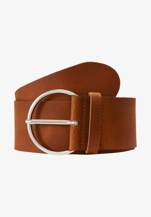 Rudas odinis diržas su plačiu, lygiu dirželiu, aptrauktu apvaliu sidabriniu metaliniu sagtimi ir siūtu kilpu.