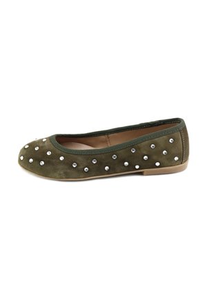 Zapato plano de ante verde con punta redondeada y adornado con tachuelas plateadas en la parte superior. Textura suave y suela flexible.