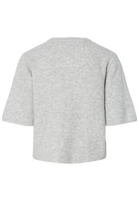 Šedý žebrovaný pulovr s krátkými rukávy a kulatým výstřihem. Textura vypadá měkce a pleteně, s pohodlným volným střihem.