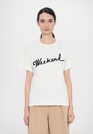 Weißes Baumwoll-T-Shirt mit Rundhalsausschnitt und kurzen Ärmeln, mit "Weekend" in dunkelblauer, geschwungener Schrift. Glatte Textur, lockere Passform.
