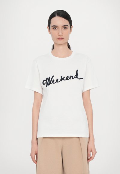 Hvid bomulds t-shirt med rund halsudskæring og korte ærmer, med "Weekend" skrevet i marineblå kursiv. Glat tekstur, afslappet pasform.