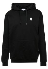 Sudadera negra con capucha, bolsillo frontal y pequeño personaje de tostada bordado en blanco en el lado izquierdo del pecho.