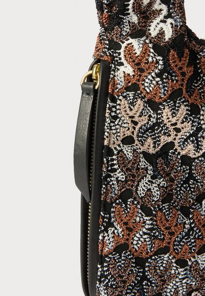 Χειροποίητη τσάντα με υφή σε μαύρο και πολύχρωμο κέντημα, με δομημένο σχήμα, διαθέτει δερμάτινη λαβή και χρυσές μεταλλικές λεπτομέρειες.