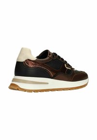 Sneaker met een zwarte gaasupper met bronzen accenten, textuurleer, een witte tussenzool en een gumrubberen buitenzool.