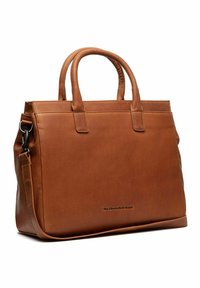 Borsa a mano in pelle marrone con doppi manici superiori e una tracolla rimovibile. Texture liscia e design minimalista, con logo sulla parte frontale.