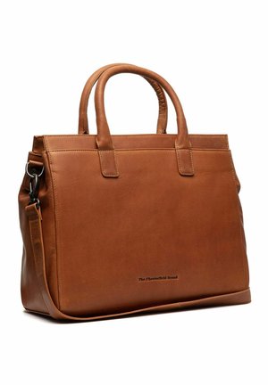 Sac fourre-tout en cuir marron avec des poignées supérieures doubles et une bandoulière amovible. Texture lisse et design minimaliste, avec un logo sur le devant.