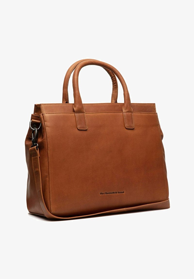 Bruine leren tote bag met dubbele handgrepen en een afneembare schouderriem. Gladde textuur en minimalistisch ontwerp, met een logo aan de voorkant.