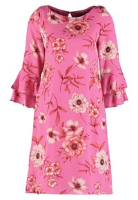 Vaaleanpunainen polvipituinen mekko, jossa on punaisia ja valkoisia kukkakuoseja sekä kolme neljännesosa hihassa röyhelöitä, pyöreä kaula-aukko ja takana napitus.