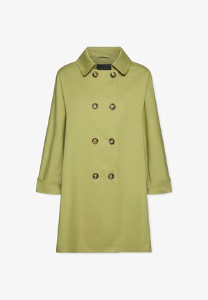 Jasnozielony, sięgający do kolan płaszcz z dwurzędowym zapięciem na guziki, szerokim kołnierzem i rękawami o długości do połowy przedramienia.