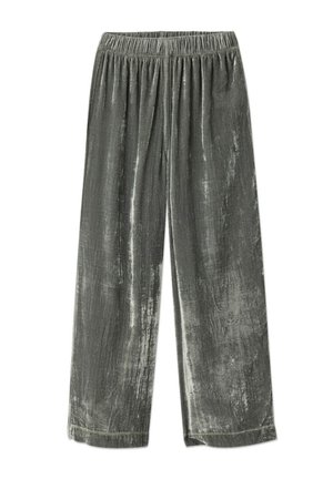 Groene fluwelen wijde broek met een elastische tailleband en een subtiele glans. Glad oppervlak met een licht gekreukte textuur.