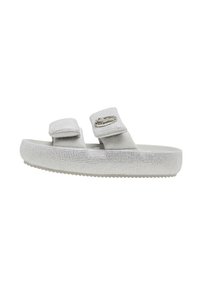 Sandale à plateforme blanche avec deux sangles ajustables, semelle texturée et un petit logo métallique sur la bride supérieure.