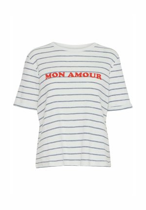Prúžkované tričko s krátkymi rukávmi, s námorníckymi prúžkami na bielom pozadí a červeným textom "MON AMOUR" cez hruď.