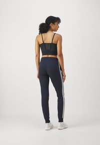 adidas Sportswear ESSENTIALS SINGLE 3 STRIPES PANT - Träningsbyxor - legend ink/white