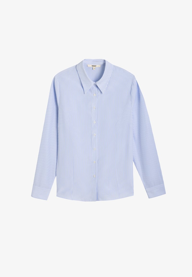 Chemise bleu clair à manches longues avec des rayures blanches verticales, un col pointu et un ourlet droit. Présente des boutons sur le devant et des poignets.