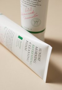 AXIS-Y SUNDAY MORNING REFRESHING CLEANSING FOAM - Detergente
