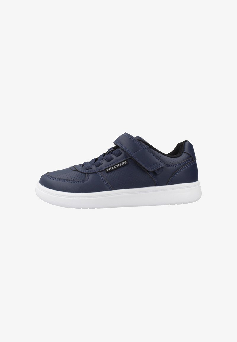 Baskets Skechers bleu marine avec semelle blanche, lacets à l'avant et une sangle à velcro sur fond blanc, vue de côté.
