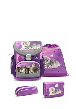Lila Kinder-Rucksackset mit einem Hauptrucksack, einem Zugbeutel, einem Federmäppchen und einem Geldbeutel. Verziert mit Katzenbildern und Herzen.