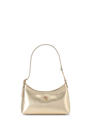 Kleine metalen gouden handtas met een gebogen bovenkant, een korte band, een ritssluiting en een decoratief gouden embleem aan de voorkant.