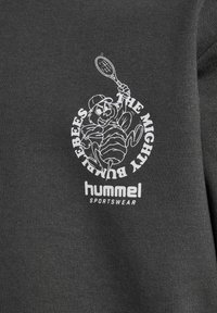 Grå sweatshirt med en vit grafik av en tecknad bi som håller en tenniskö, med texten "DE MÄKTIGA HUMLA" ovanför.