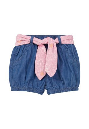 Jeansshorts mit einem elastischen Bund, ausgestattet mit zwei Seitentaschen und einem abnehmbaren pinken Stoffgürtel mit einem gepunkteten Muster.