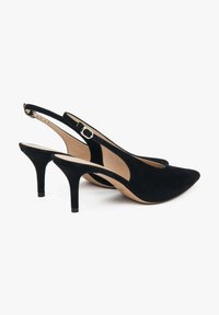 Zwarte suède slingback hakken met spitse neus en een blokhak van 7 cm, met een zilveren gespdetail op de enkelband.
