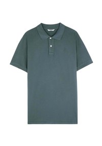 Tumman vihreä polo-t-paita, joka on valmistettu puuvillasta. Siinä on klassinen kaulus, lyhyet hihat, kolmipainonappinen pääntie ja pieni logo vasemmassa rinnassa.