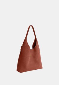 Sac à épaule en cuir marron avec une bandoulière unique, base rectangulaire et petite fermeture à bouton doré sur la poche avant.