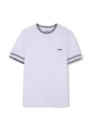 T-shirt blanc à manches courtes avec double rayures noires sur le col et les poignets, petit logo "BOSS" sur le côté gauche de la poitrine.