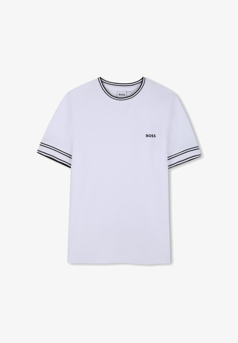 T-shirt blanc à manches courtes avec double rayures noires sur le col et les poignets, petit logo "BOSS" sur le côté gauche de la poitrine.