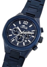 Montre en métal bleu marine avec un cadran texturé, des index argentés, trois sous-cadrans et un affichage de la date à 6 heures. Boîtier octogonal.