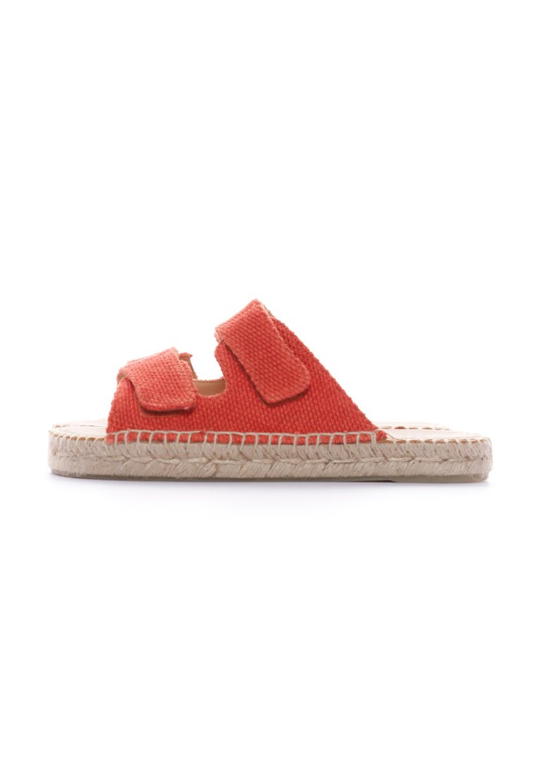 Sandales en tissu rouge avec deux bandes Velcro, semelle en jute, et texture tissée. Design décontracté, ouvert à l'avant, idéal pour l'été.