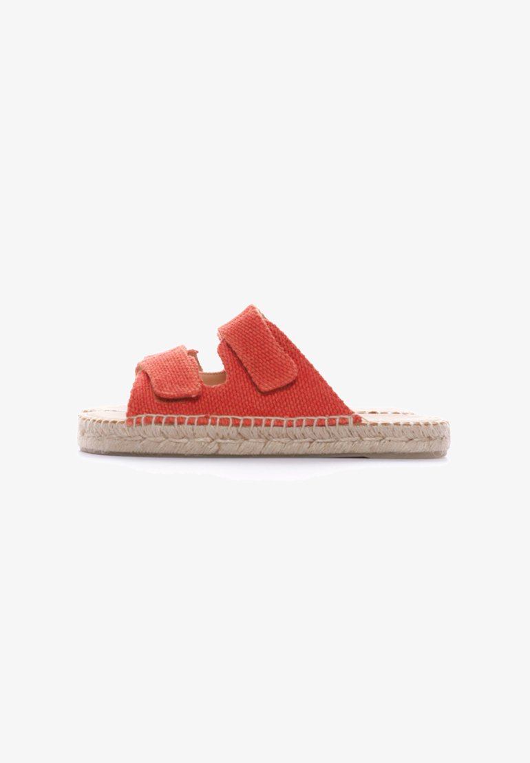 Sandalias de tela roja con dos correas de velcro, suela de plataforma de yute y textura tejida. Diseño casual, destalonado, ideal para el verano.