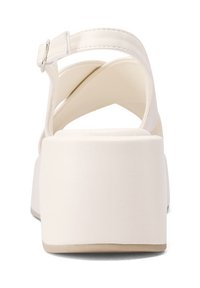 Sandali piattaforma bianchi con finitura in faux leather liscia, caratterizzati da una ampia fascia sulla caviglia e un tacco a blocco. Design minimalista con linee pulite.